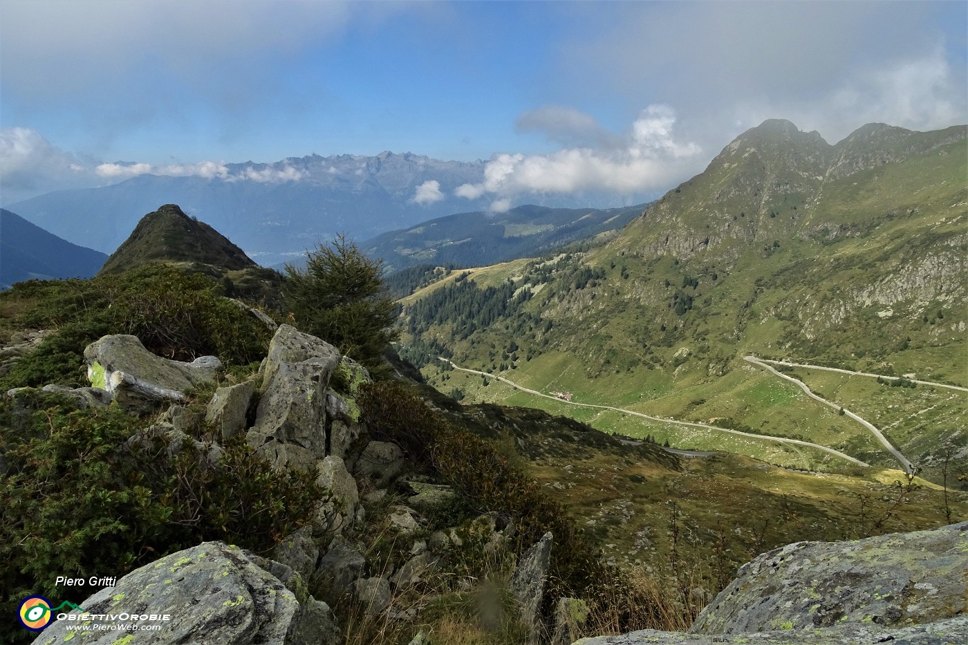 16 A sx la strada che dal Passo San Marco scende ad Albaredo-Morbegno in Valtellina.JPG